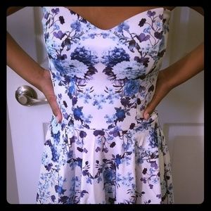 Strapless sweetheart cut summer dress.